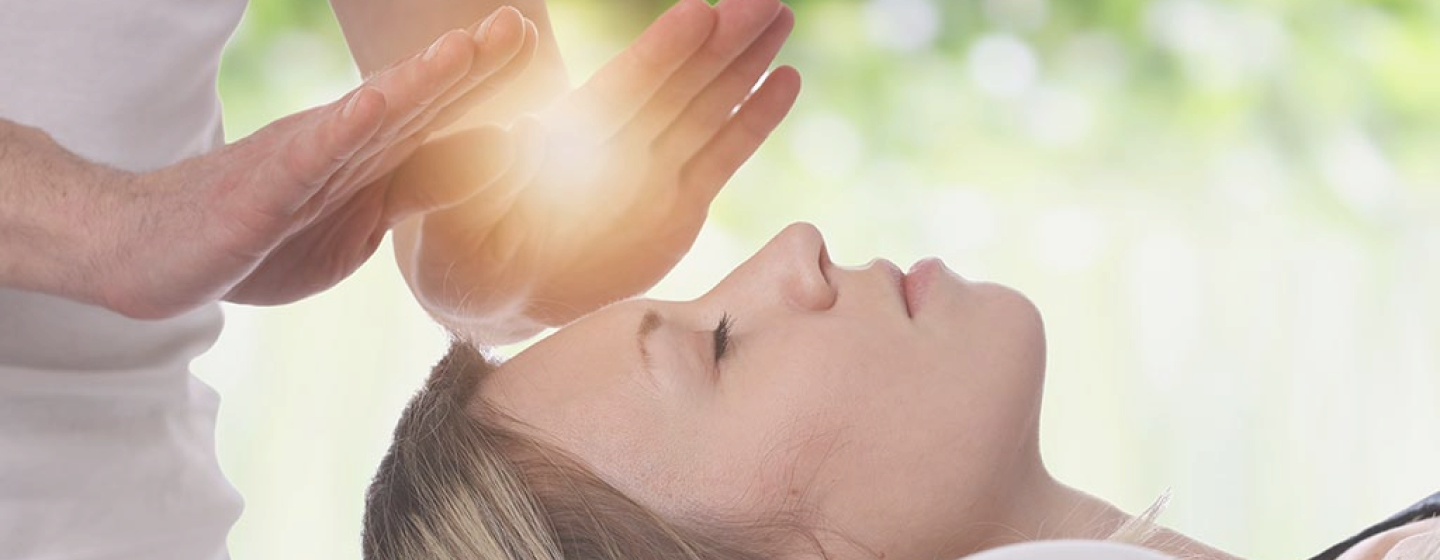 banniere_traitement-energetique Une femme reçoit un massage énergétique, détendue et apaisée, dans un cadre serein et harmonieux.